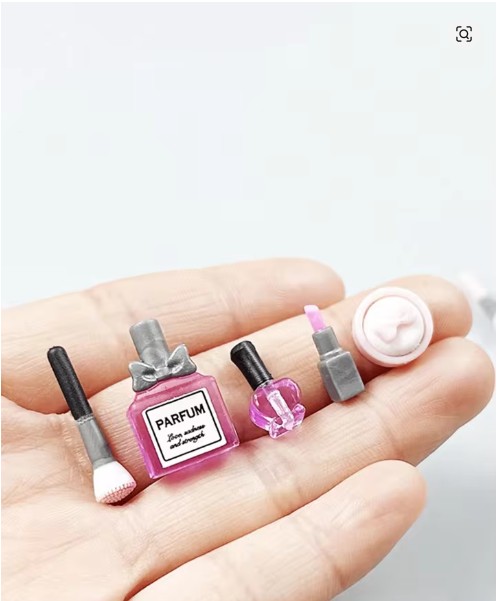 You are currently viewing 7 Stunning Reasons Why the 5 Pcs/Set Dollhouse Miniature Makeup Set Is a Must-Have for Miniature Lovers